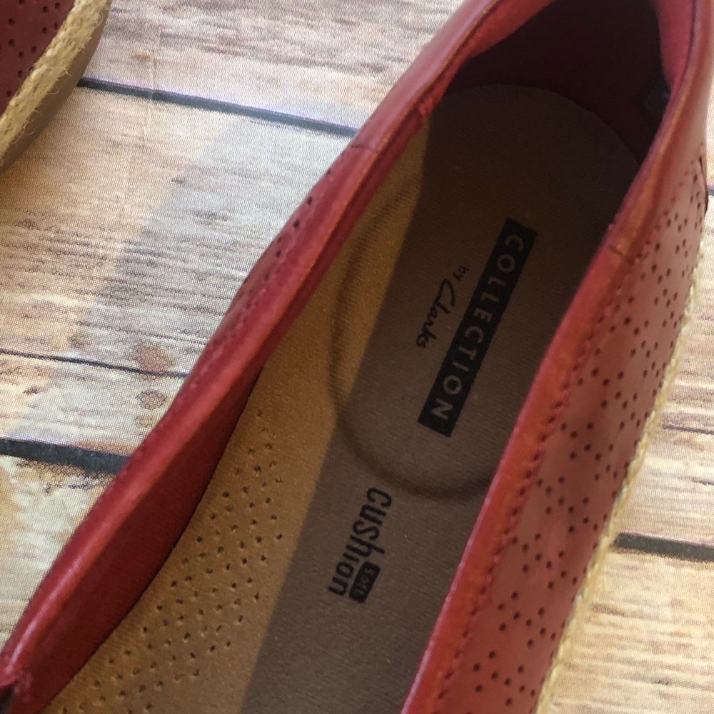 Clarks Red Cushion Shoes Size 9.5 - Picture 2 of 4